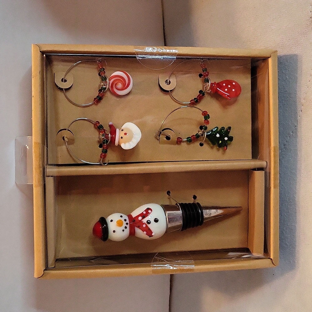 NWOT Christmas Themed Glass Wine Stopper and Charms